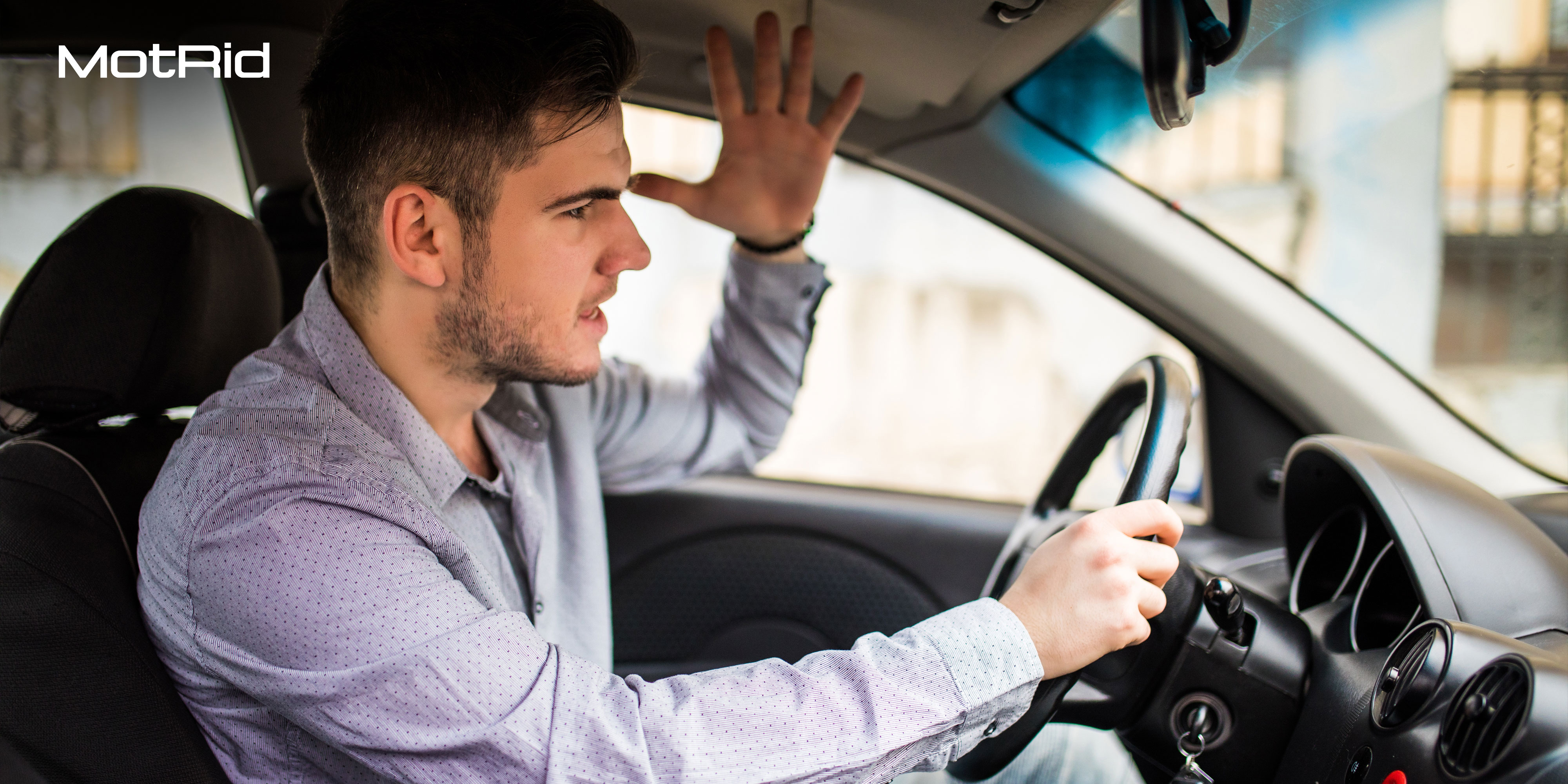 Nhiều chủ xe cảm thấy khó chịu vì màn hình ô tô không có các ứng dụng giải trí, dẫn đường khi lái xe. 